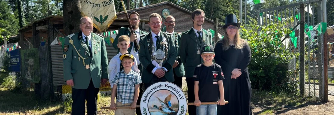 Gruppenfoto des Königs und sein Gefolge, in Schützenuniform 